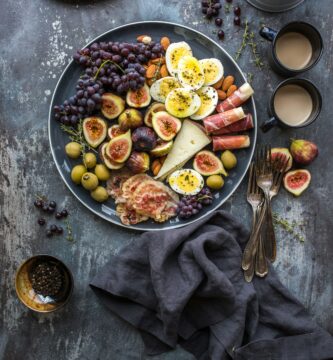 Person looking at an empty plate, feeling hungry.” Infographic explaining the science behind constant hunger.” Healthy protein-rich meals that help with appetite control.” Athlete eating a balanced post-workout meal to prevent hunger.” Visual breakdown of hunger hormones like ghrelin and leptin.”