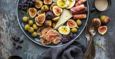Person looking at an empty plate, feeling hungry.” Infographic explaining the science behind constant hunger.” Healthy protein-rich meals that help with appetite control.” Athlete eating a balanced post-workout meal to prevent hunger.” Visual breakdown of hunger hormones like ghrelin and leptin.”