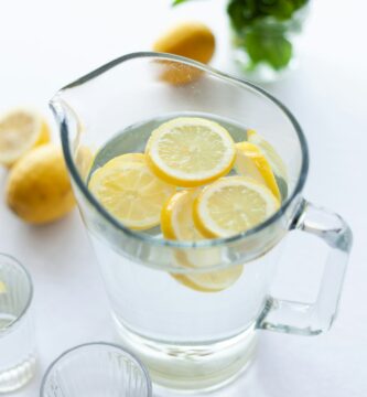 Glass of water with hydration recommendations for daily intake.” Person drinking water after a workout for hydration recovery.” Infographic showing water intake recommendations by weight and activity level.” Athlete staying hydrated during exercise for optimal performance.” Hydration benefits chart explaining why drinking enough water is essential for health.