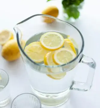 Glass of water with hydration recommendations for daily intake.” Person drinking water after a workout for hydration recovery.” Infographic showing water intake recommendations by weight and activity level.” Athlete staying hydrated during exercise for optimal performance.” Hydration benefits chart explaining why drinking enough water is essential for health.