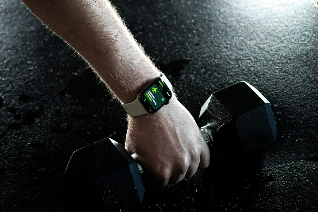 Wearable Tech and Strength Training: Maximizing Your Workouts with Smart Devices and 12reps