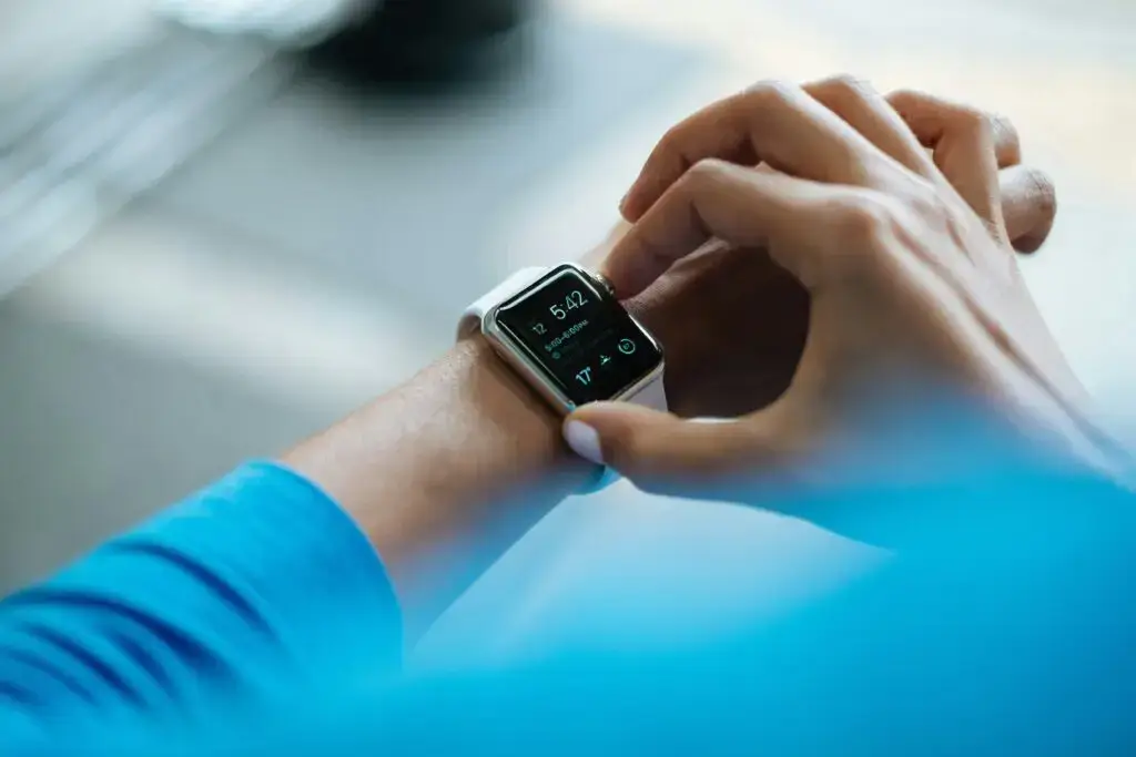 Wearable Tech and Strength Training: Maximizing Your Workouts with Smart Devices and 12reps
