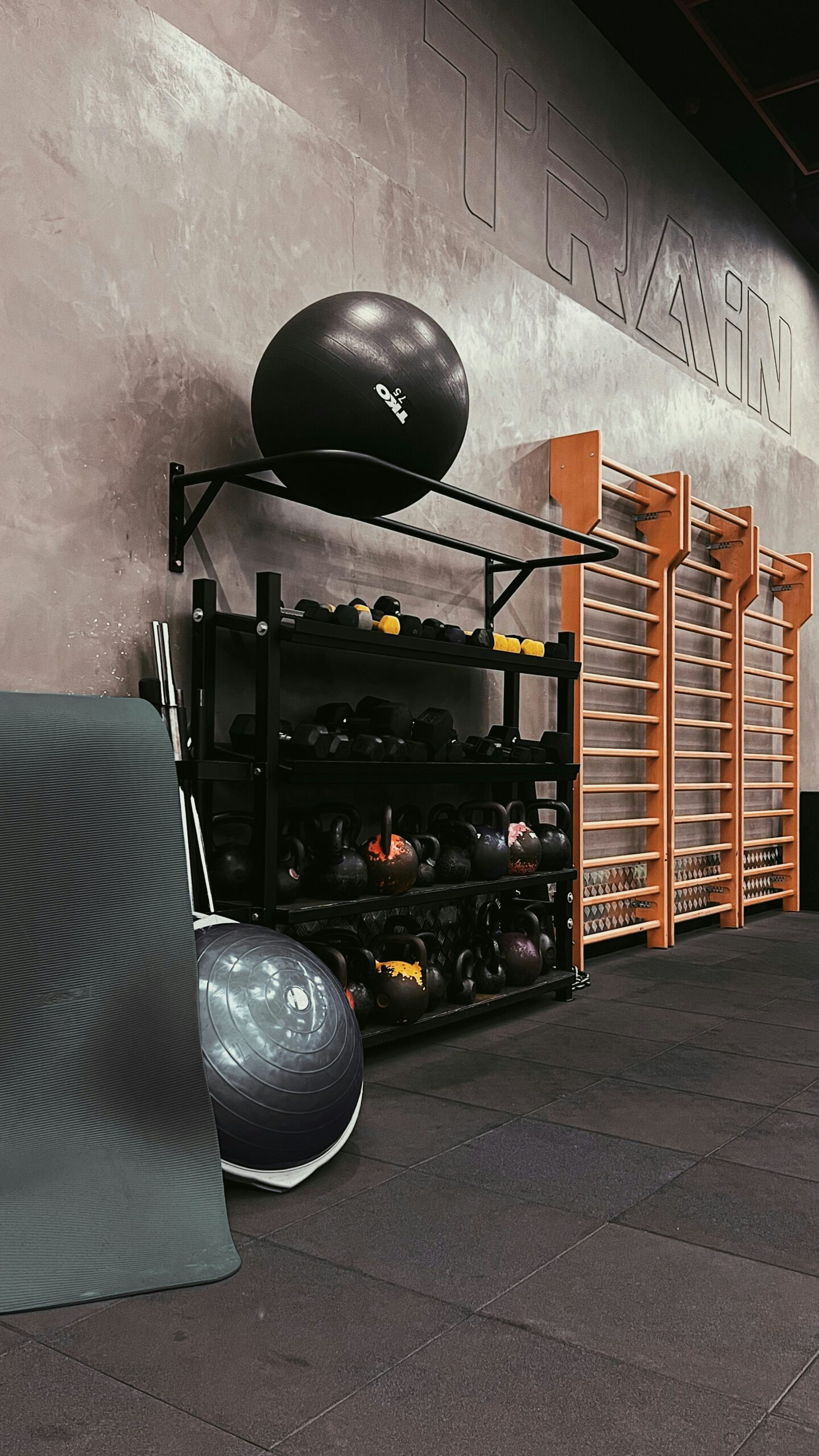 The Ultimate Gym Leg Day: Kettlebell, Barbell, Dumbbell & Machine Workout | 12Reps App
