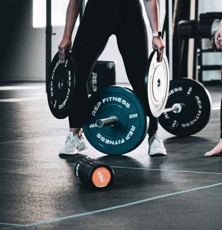 diagramMuscles activated during free weight vs machine press