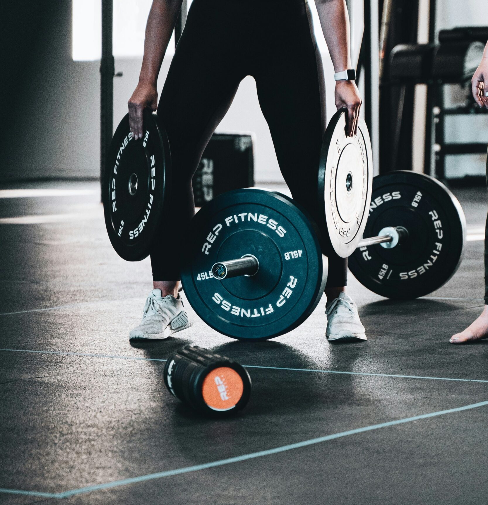 diagramMuscles activated during free weight vs machine press